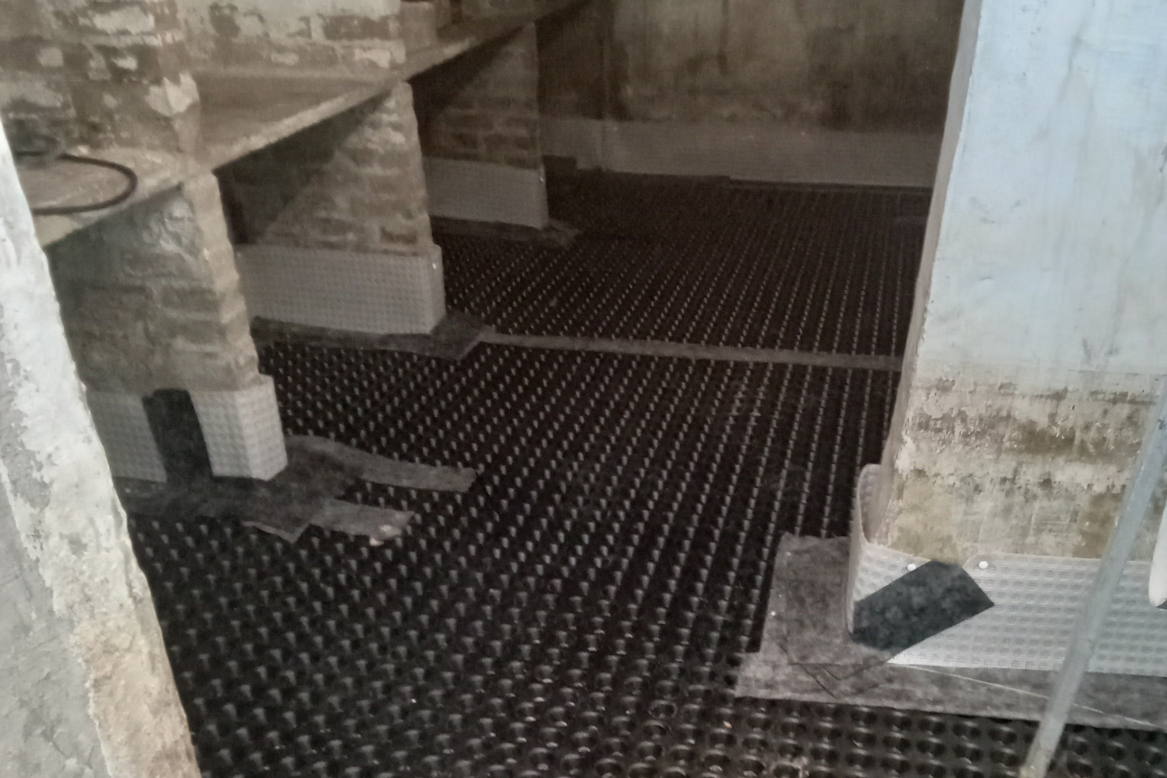 vochtige keldermuren